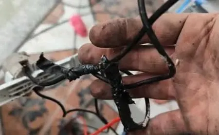 Emenda improvisada com fita isolante encontrada em atendimento