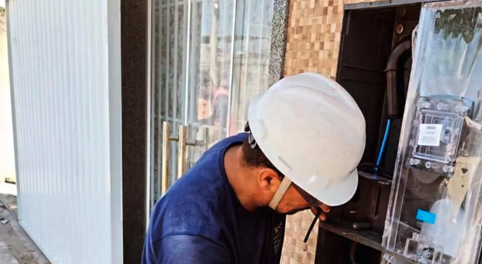 Eletricista da RNS montando padrão de energia